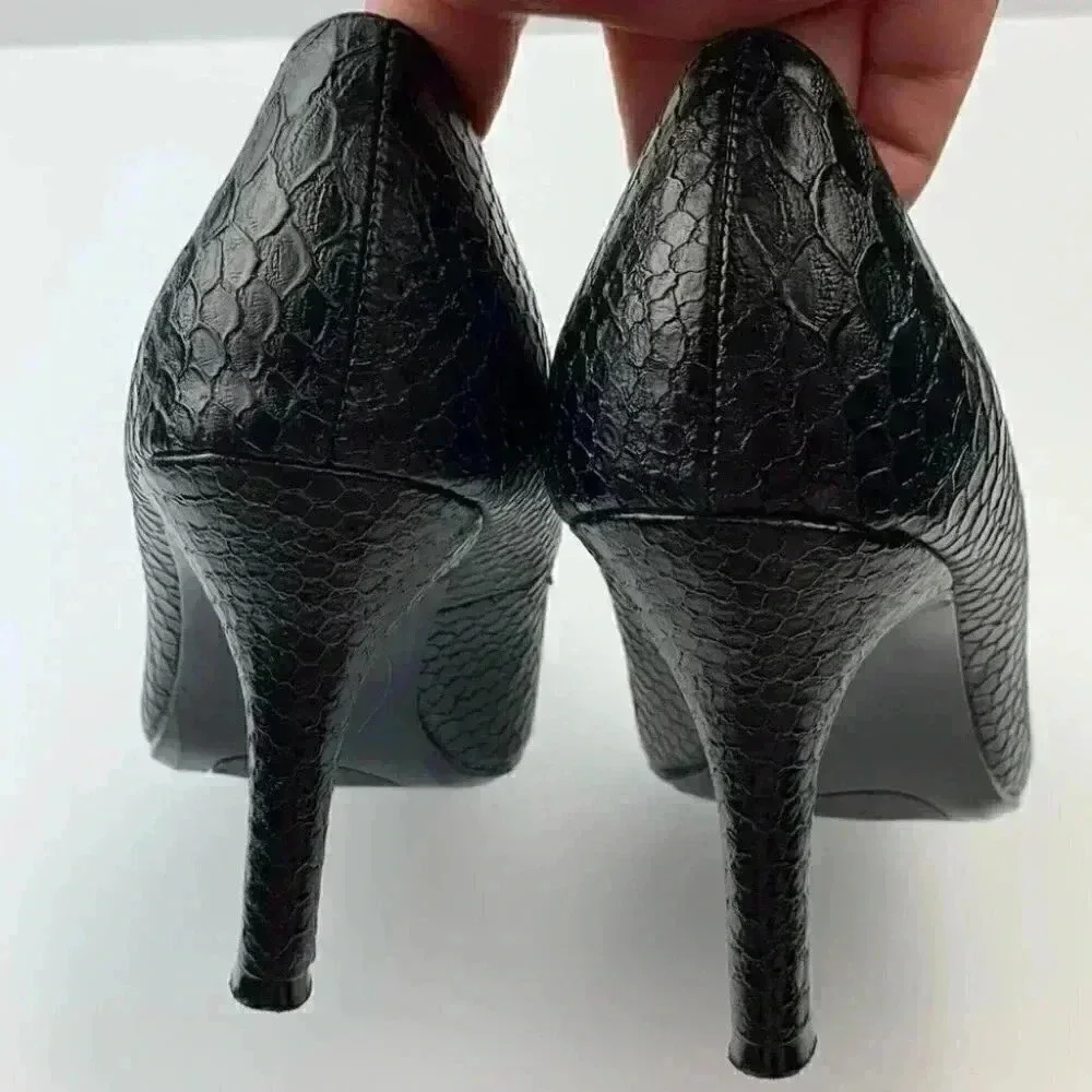Liz Claiborne flex heels sz 5.5 black faux leather